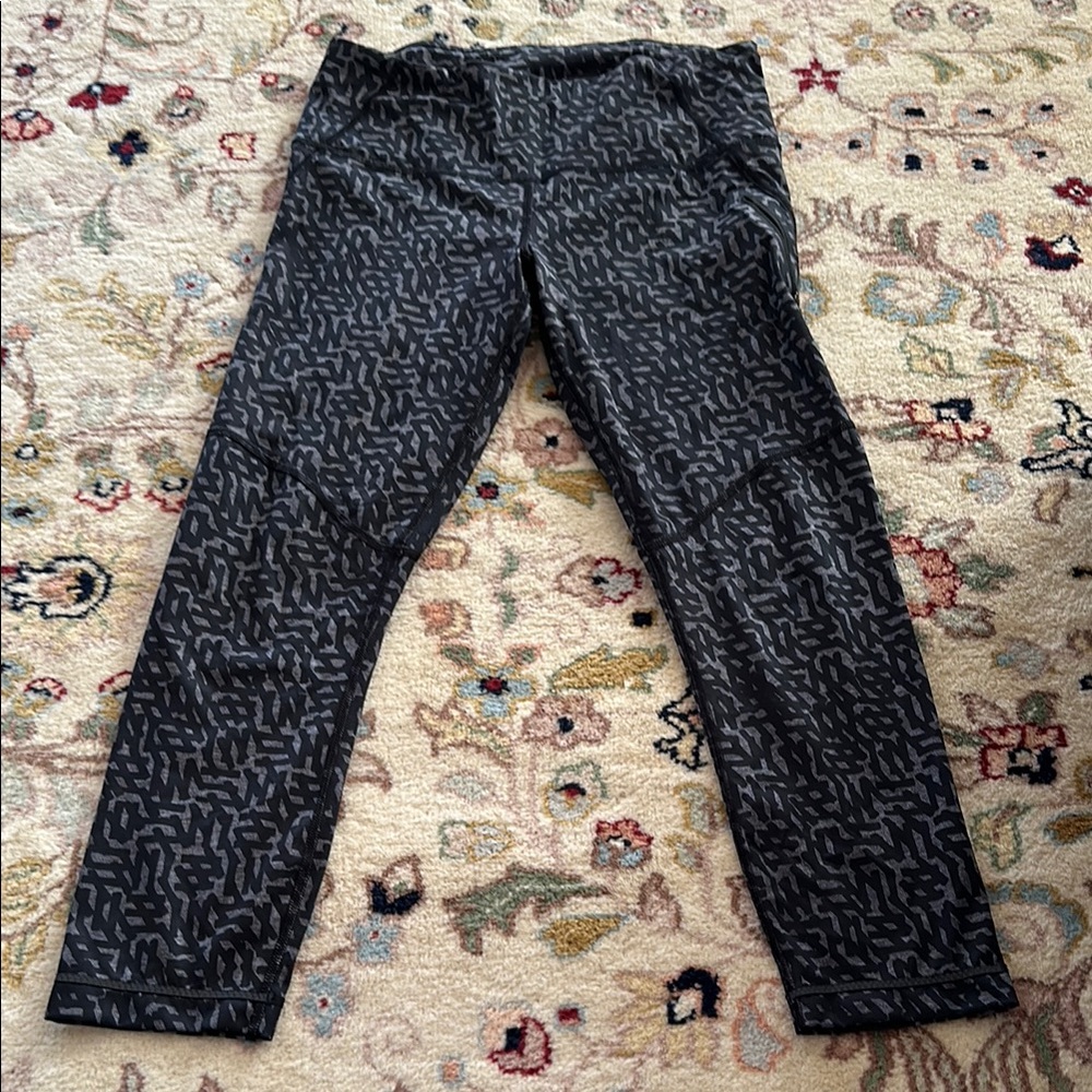 Black/grey patterned Lululemon sz8